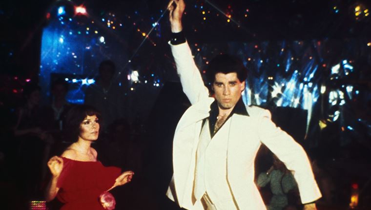 Tips για να φοράς λευκό κοστούμι χωρίς να θυμίζεις τον John Travolta