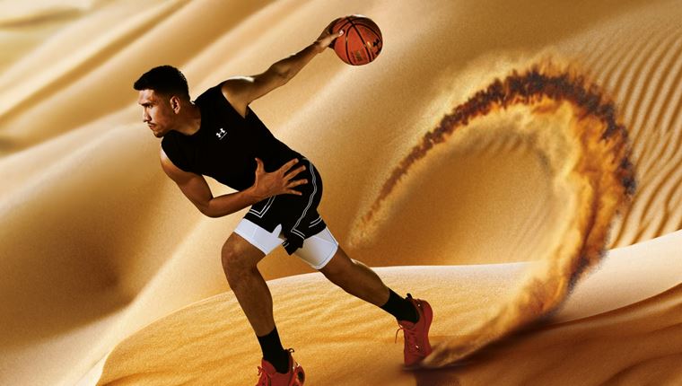Από την άμμο στο παρκέ: Ο Γιαννούλης Λαρεντζάκης φωτογραφίζεται φέρνοντας πίσω την πρώτη έκδοση HeatGear® - Baselayer της Under Armour.