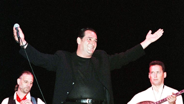 &#39;Καλησπέρα και καλή βραδιά&#39;, η ζωή του Βασίλη Καρρά έγινε βιβλίο