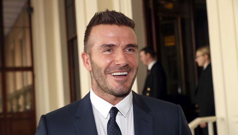 O David Beckham διαβάζει Χάρι Πότερ