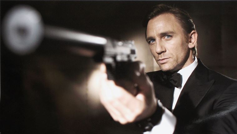 Η Amazon αφοπλίzει τον James Bond στις αφίσες