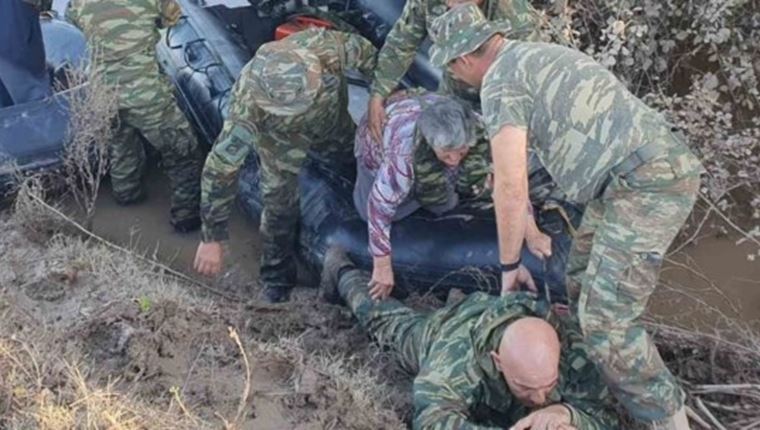 Πεζοναύτης έπεσε στη λάσπη για να περάσουν από πάνω του ηλικιωμένοι πλημμυροπαθείς