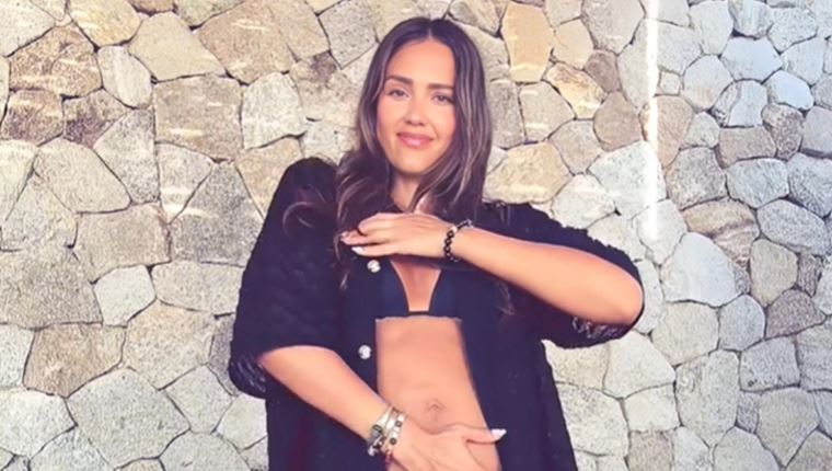 Jessica Alba, η Μύκονος σου πάει πολύ