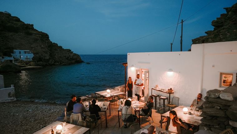 Ένα από τα ομορφότερα εστιατόρια του Αιγαίου σερβίρει για ένα βράδυ στην Αθήνα