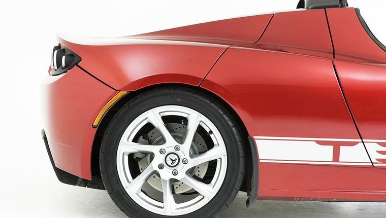 Tesla Roadster σε εξωφρενική τιμή