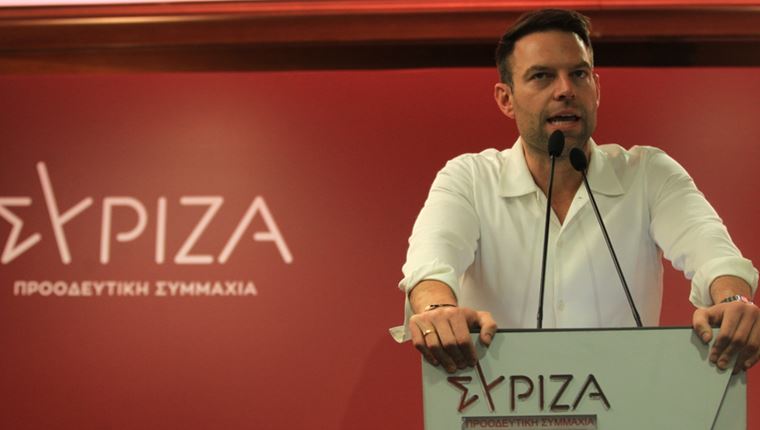 Η στιγμή που ο Στέφανος Κασσελάκης γιουχάρεται ενώ φτάνει στην εκδήλωση για την Κεντροαριστερά