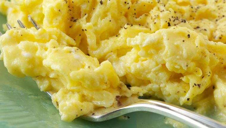 Πώς θα φτιάξεις τέλεια scrambled eggs σύμφωνα με τον Anthony Bourdain