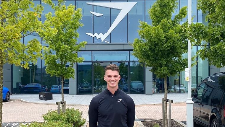 Πρώην ντελιβεράς της Pizza Hut έχτισε αθλητικό brand αξίας $1 δισ. μέσω TikTok και Instagram