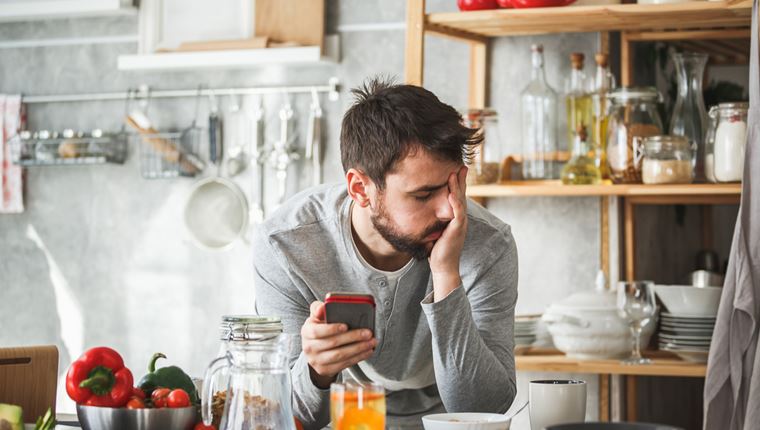 Σε τρομερή ανησυχία οι Έλληνες για την πανδημία