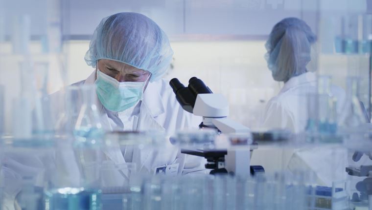 Έρευνα εξηγεί γιατί οι άντρες νοσούν πιο σοβαρά από τον κορονοϊό