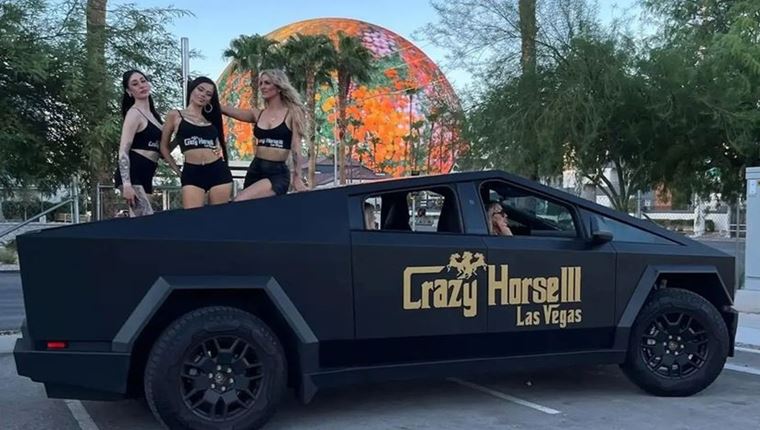 Το είδαμε και αυτό: Pole dancing στην καρότσα Tesla Cybertruck (video)