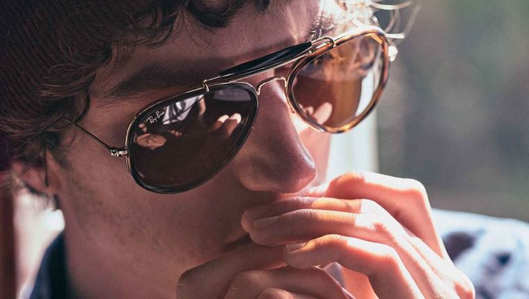 Η Ray-Ban ξαναφέρνει στη μόδα ένα από τα πιο κλασικά της μοντέλα
