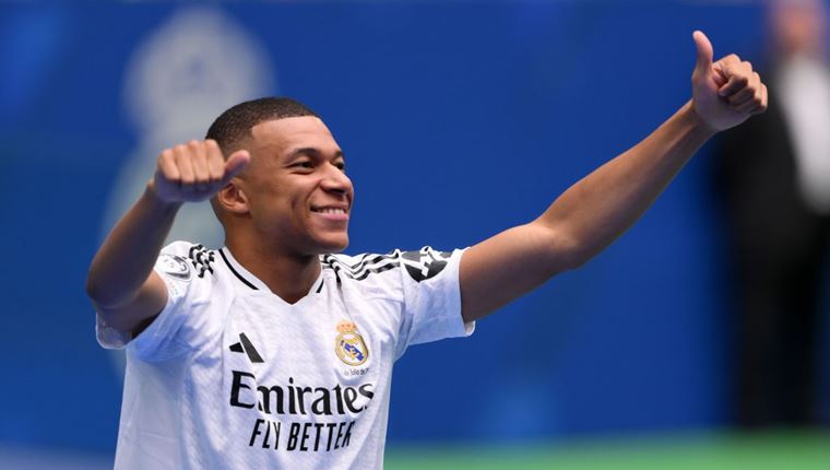 O Kylian Mbappé μπήκε στη Ρεάλ Μαδρίτης με το δεξί