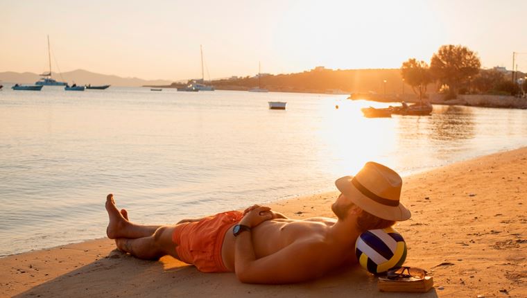 Η επιστήμη εξηγεί πώς να κάνεις ηλιοθεραπεία το καλοκαίρι χωρίς να καείς