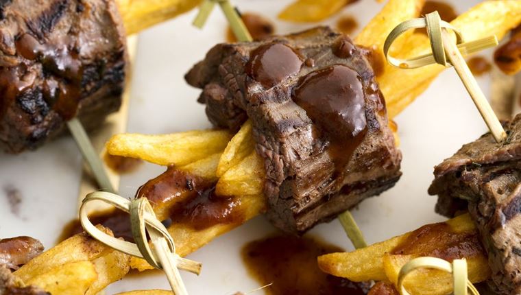 Τι γίνεται όταν τυλίγεις μπουκιές μπριζόλας με πατάτες τηγανητές