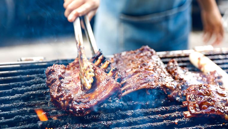 Ώρα για μπάρμπεκιου: Στα κάρβουνα ή σε ψησταριά με καπάκι;