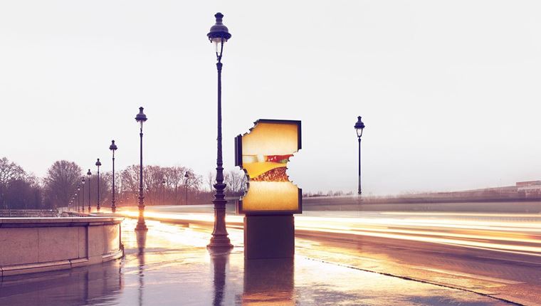 Ποιος δάγκωσε τις διαφημιστικές πινακίδες στο Παρίσι;