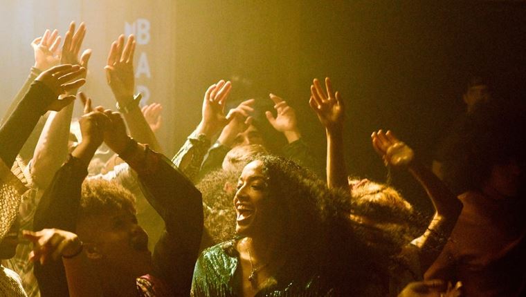 Αυτά είναι τα τρένα που παίζουν techno για να ταξιδεύεις και να χορεύεις