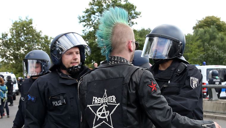 Sturmbrigade/ Wolfsbrigade 44: Η νεοναζιστική οργάνωση με πρότυπο τα SS