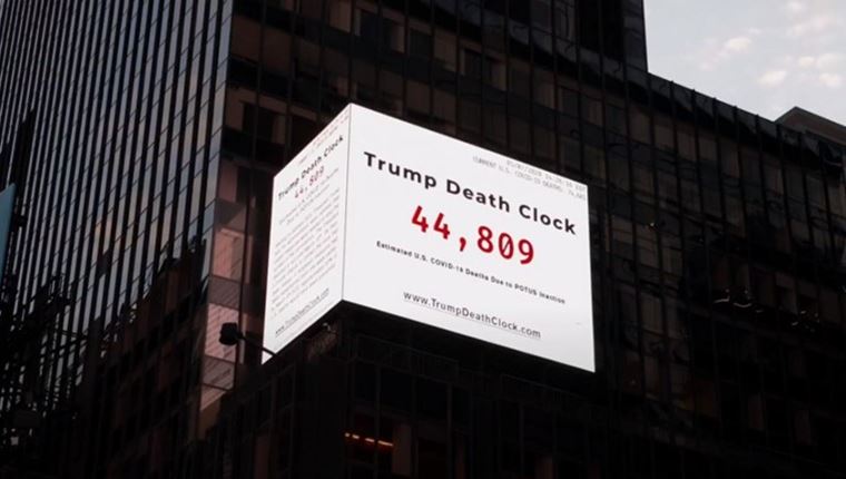 "Το ρολόι των θανάτων εξαιτίας του Trump" στην Times Square