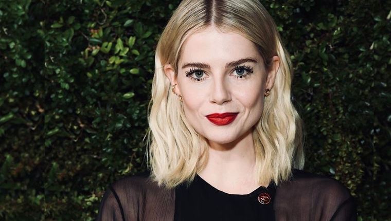 Κάμερα στη Lucy Boynton