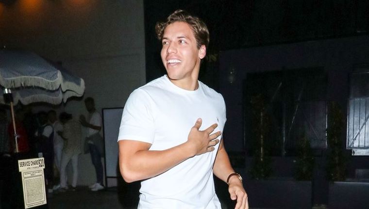 Ο γιος του Arnie έχει το κόλπο για να χτίσεις τεράστιους δικέφαλους