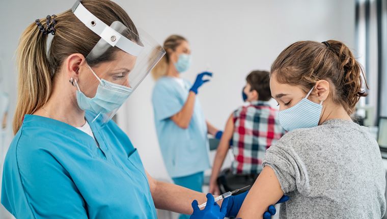 Ανοίγει η πλατφόρμα για τον εμβολιασμό των εφήβων