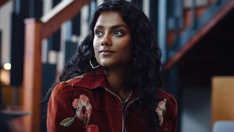 H Simone Ashley είναι το νέο κορίτσι του Bridgerton