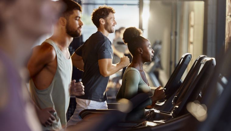 5 λάθη που κάνεις στο διάδρομο και πονούν τα γόνατά σου