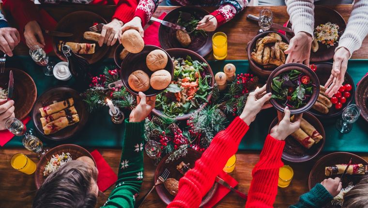 Για ποιο λόγο 'φαγώνονται' οι περισσότεροι μέσα στις γιορτές, σύμφωνα με το Harvard