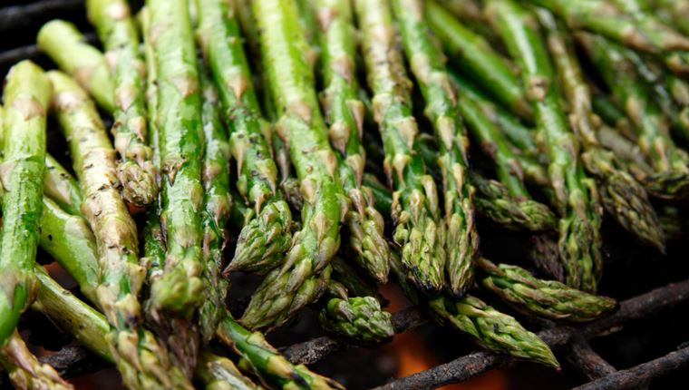 Οι άντρες κοροϊδεύουν τους φίλους τους που δεν τρώνε κρέας, σύμφωνα με νέα έρευνα