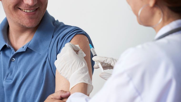 Oι ανακοινώσεις για τα προνόμια των εμβολιασμένων