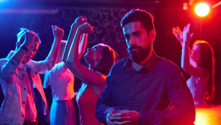 Τι λέει η ψυχολογία για όσους δεν τους αρέσει να πηγαίνουν σε πάρτι