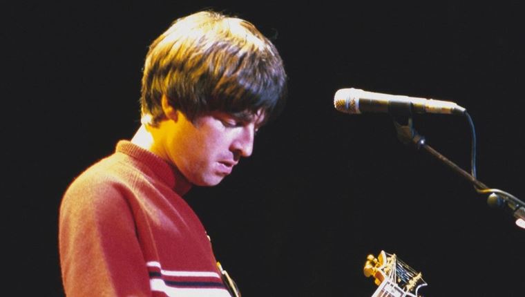 Η περίεργη ιστορία πίσω από το πουλόβερ που φορούσε ο Noel Gallagher σε θρυλική συναυλία των Oasis