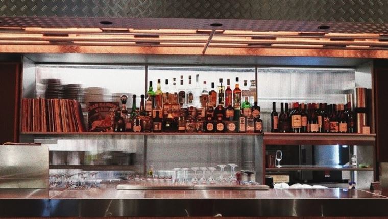 Βουλκανιζατέρ: Το μπαρ-εστιατόριο στο Κουκάκι όπου όλοι ψάχνουν τραπέζι αυτή τη στιγμή