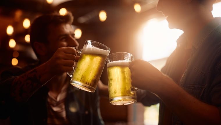 Επιστήμονας υποστηρίζει ότι μπορεί να δημιουργήσει εμβόλιο σε μορφή μπύρας-Η αντίδραση των ειδικών