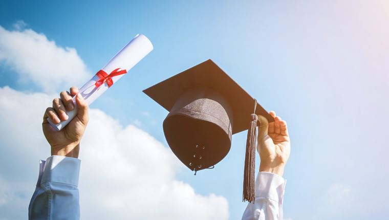 Πόσο αξιόπιστος είναι τελικά ένας πολιτικός χωρίς πτυχίο;