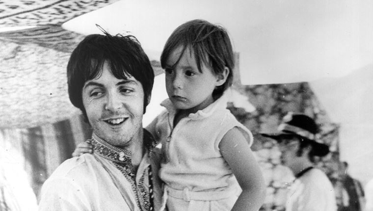 Η μυθική συνάντηση Julian Lennon και Paul McCartney σε ένα αεροδρόμιο