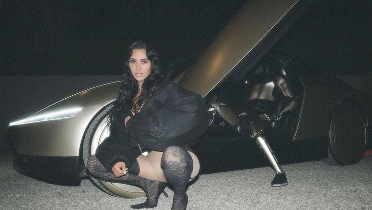 Η Kim Kardashian λύνει το μυστήριο για τις φωτογραφίες με το Tesla Cybercab