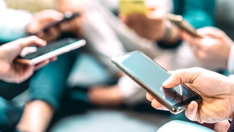 9 στους 10 Έλληνες 'καίγονται' στο κινητό, σύμφωνα με έρευνα