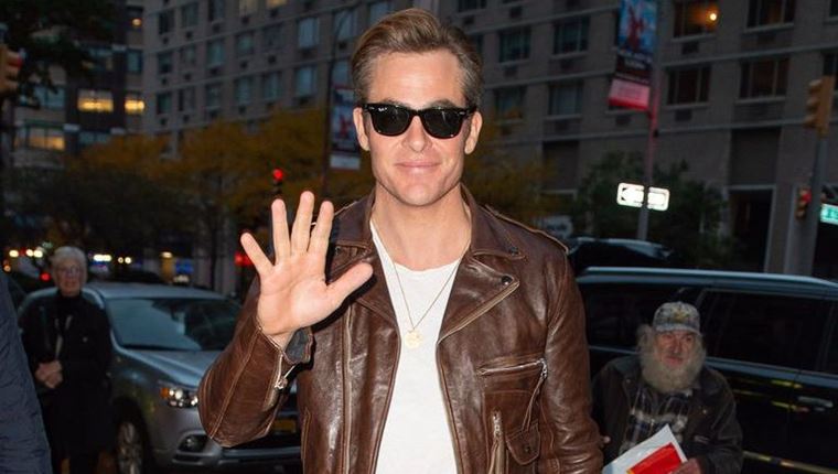 Το καφέ δερμάτινο μπουφάν είναι το νέο μαύρο