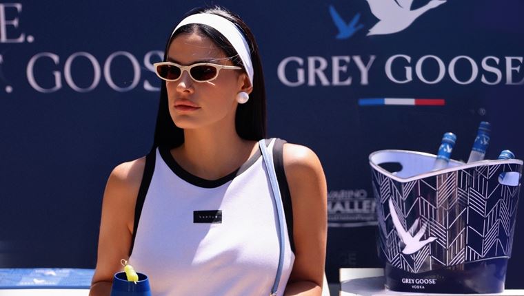 Η Χριστίνα Μπόμπα στα γήπεδα τένις του Navarino Challenge απολαμβάνοντας Grey Goose super premium βότκα