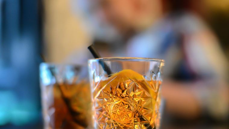 Κι όμως ένα Old Fashioned αναβαθμίζεται με ρούμι και mezcal