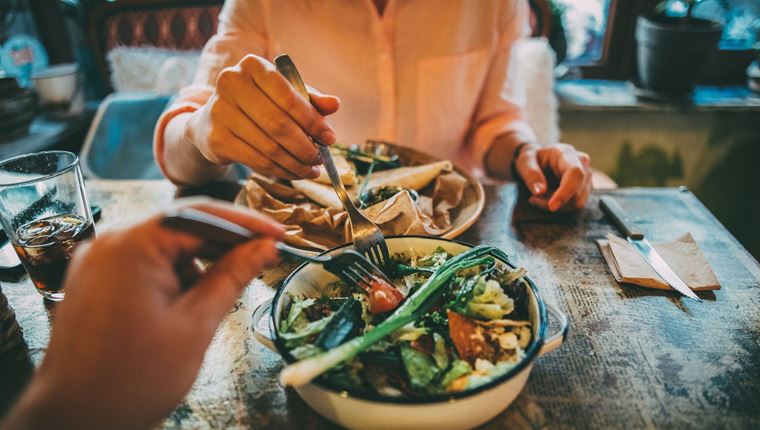 Συνήθειες και trends που σύντομα θα εξαφανιστούν από τα εστιατόρια