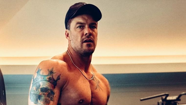 Ο Alan Ritchson μοιράστηκε στο Instagram τα tips του για γυμναστική και διατροφή