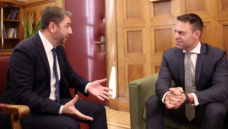 Οι εξελίξεις στον ΣΥΡΙΖΑ έφεραν το ΠΑΣΟΚ στη 2η θέση σε δημοσκόπηση της Opinion Poll