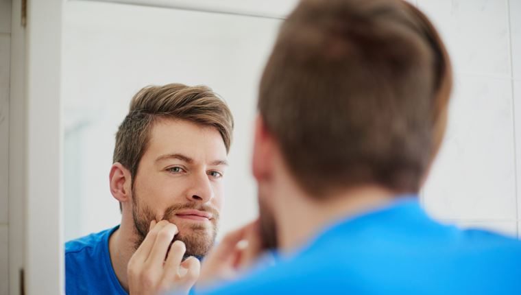 6 άμεσες λύσεις για τα σπυράκια στο πρόσωπο