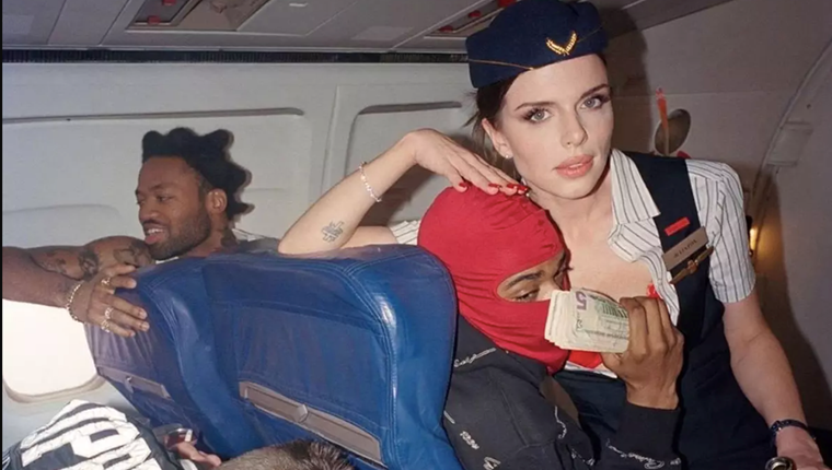 Julia Fox, τώρα και αεροσυνοδός