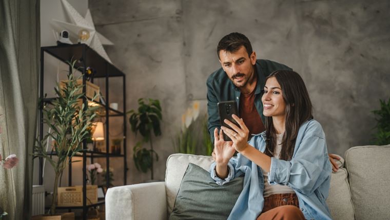 Κοίταξες το κινητό της σχέσης σου;-Τι σημαίνει αυτό σύμφωνα με την ψυχολογία