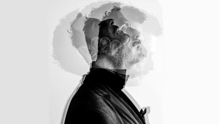 Ο Γιώργος Παπαπαύλου αποθεώνει την τρέλα και δεν φοβάται τη μοναξιά